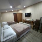 Трехместный номер Люкс улучшенный.
Удобства в номера.