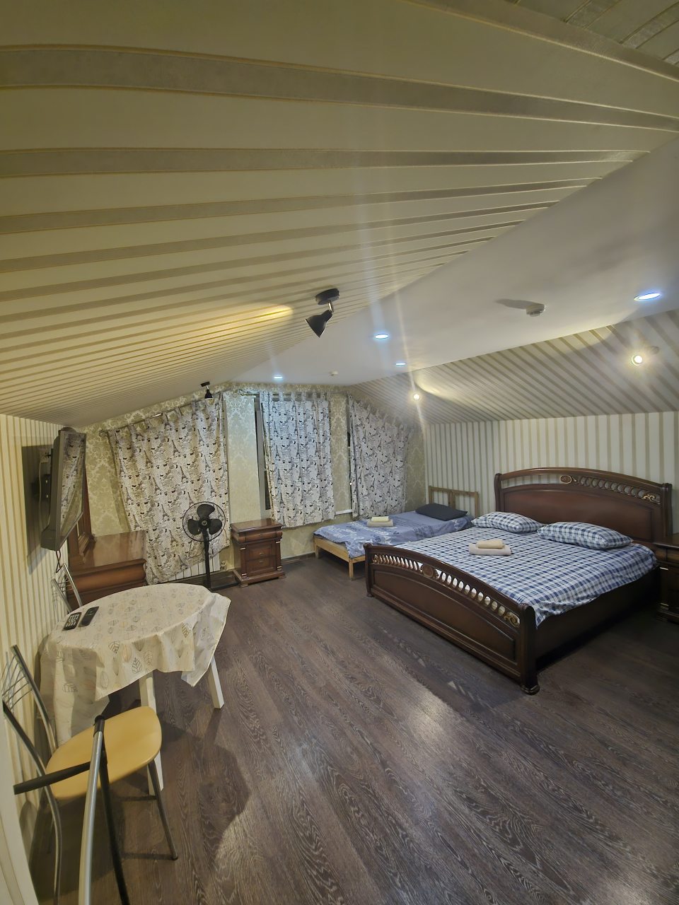 Трехместные апартаменты.
Удобства в номера. 
Кухня в номере.