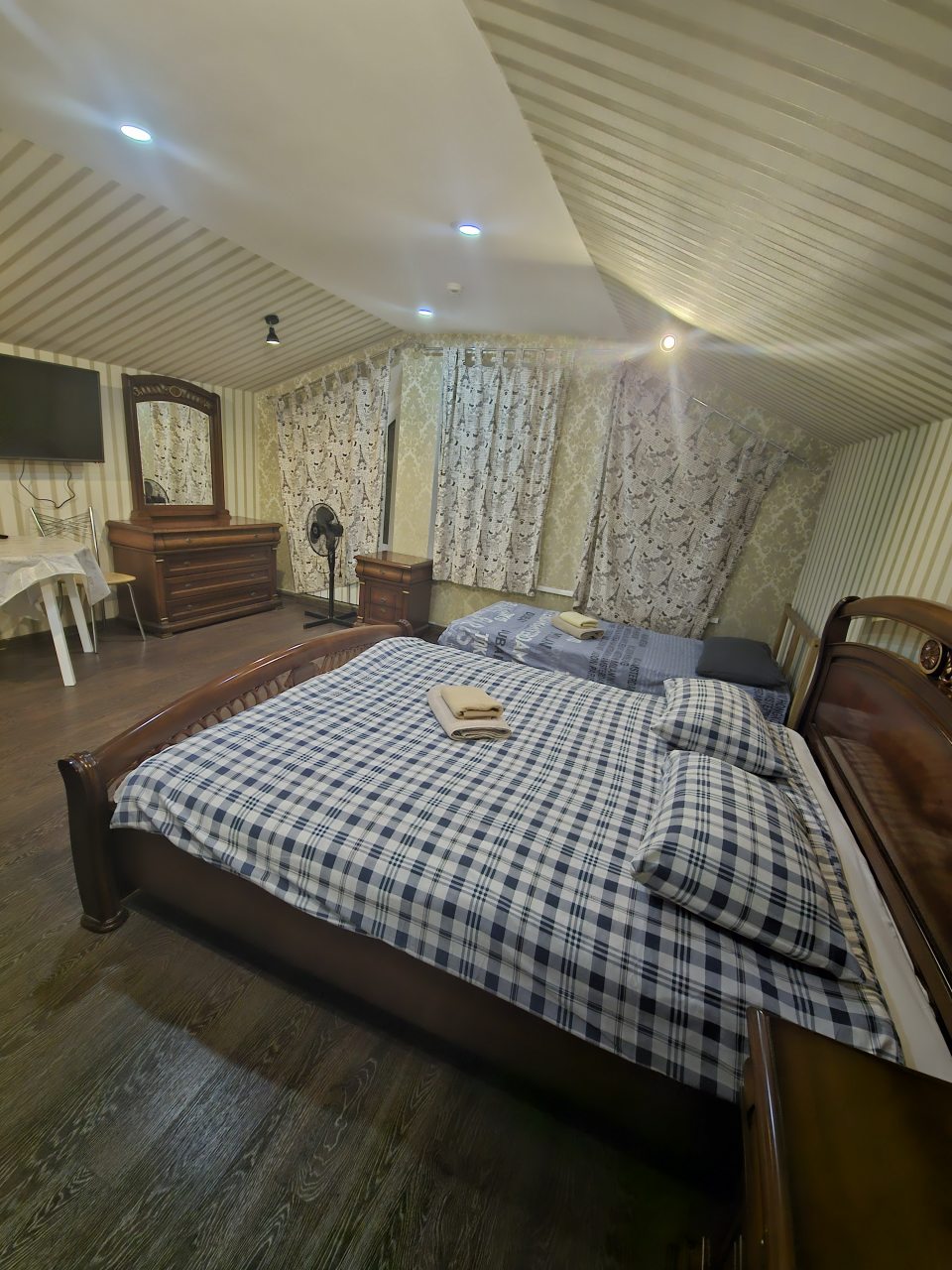 Трехместные апартаменты.
Удобства в номера. 
Кухня в номере.