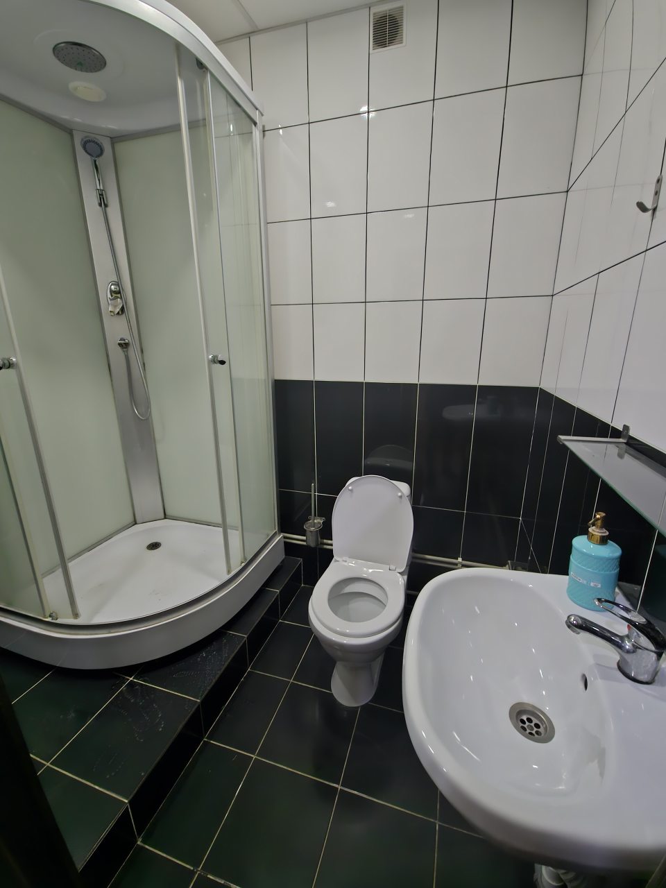 Трехместные апартаменты.
Удобства в номера. 
Кухня в номере.