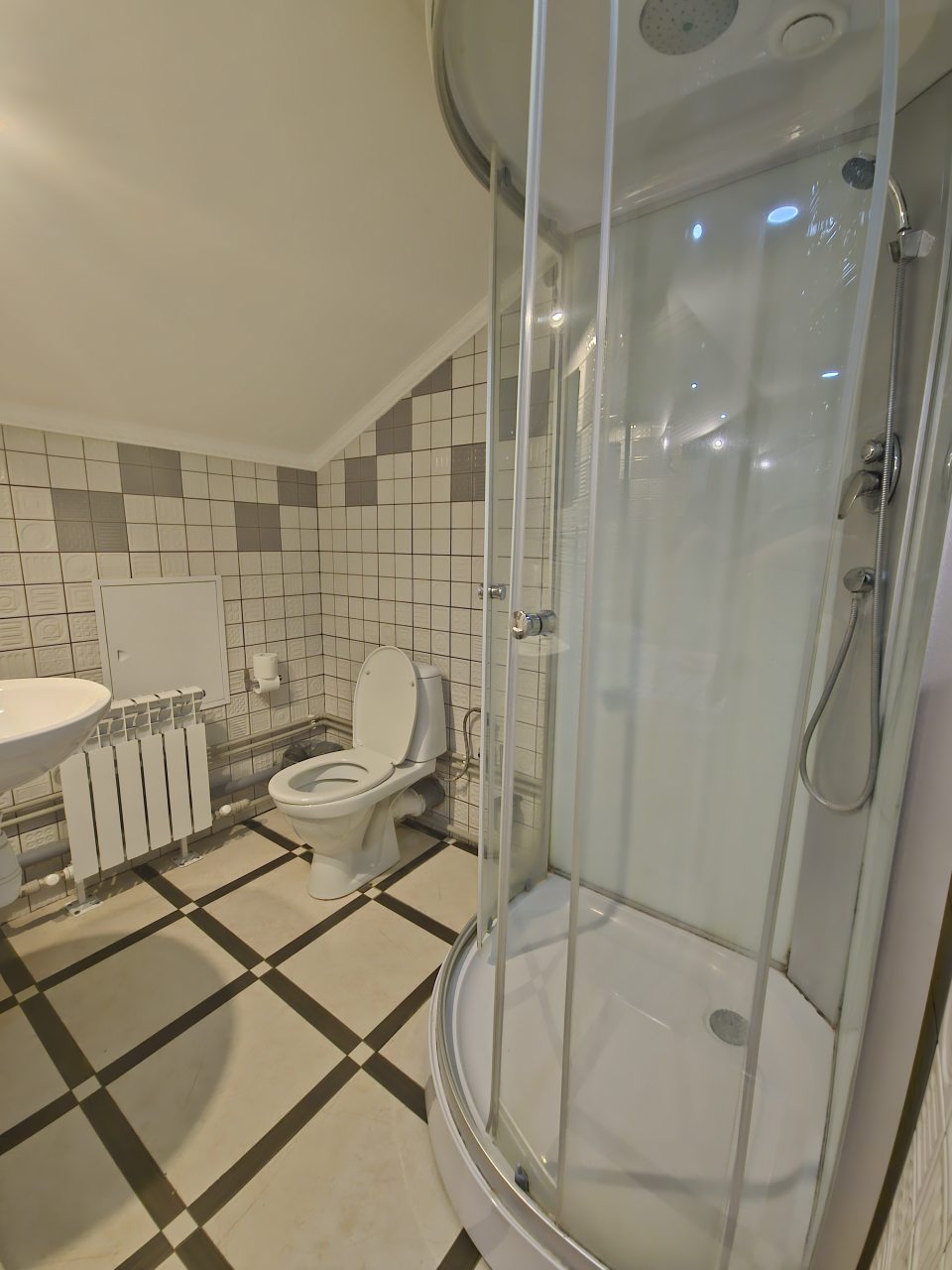 Трехместные апартаменты.
Удобства в номера. 
Кухня в номере.