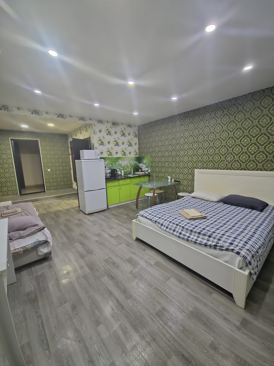 Трехместные апартаменты.
Удобства в номера. 
Кухня в номере.