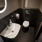 Туалетная (с душем) комната в шестиместном номере