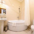 Улучшенный номер с кроватью king-size, креслом и джакузи