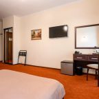 Улучшенный номер с кроватью king-size, креслом и джакузи