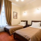 номер с 2 кроватями и видом во дворик