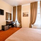 Улучшенный номер с кроватью king-size, креслом и джакузи