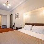 номер с 1 кроватью и видом во дворик