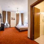 Улучшенный номер с кроватью king-size, креслом и джакузи