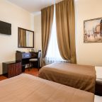 номер с 2 кроватями и видом во дворик