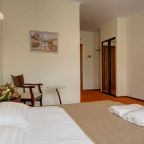 Улучшенный номер с кроватью king-size, креслом и джакузи