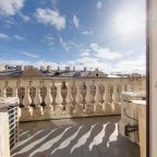 Люкс с балконом и джакузи