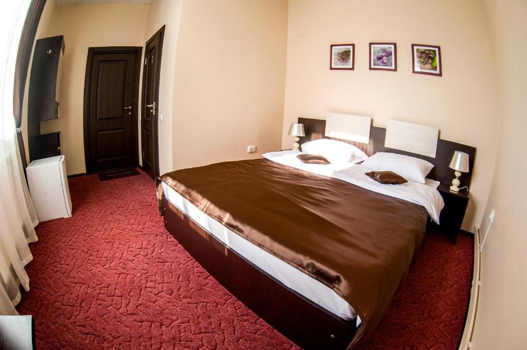 Двухместный (Двухместный номер с двуспальной кроватью и дополнительной кроватью) отеля Арт-Отель, Каменск-Шахтинский