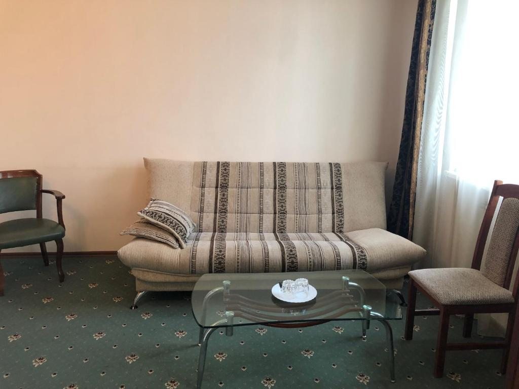 Двухместный (Стандарт двуспальная кровать и диван) гостиницы Тула