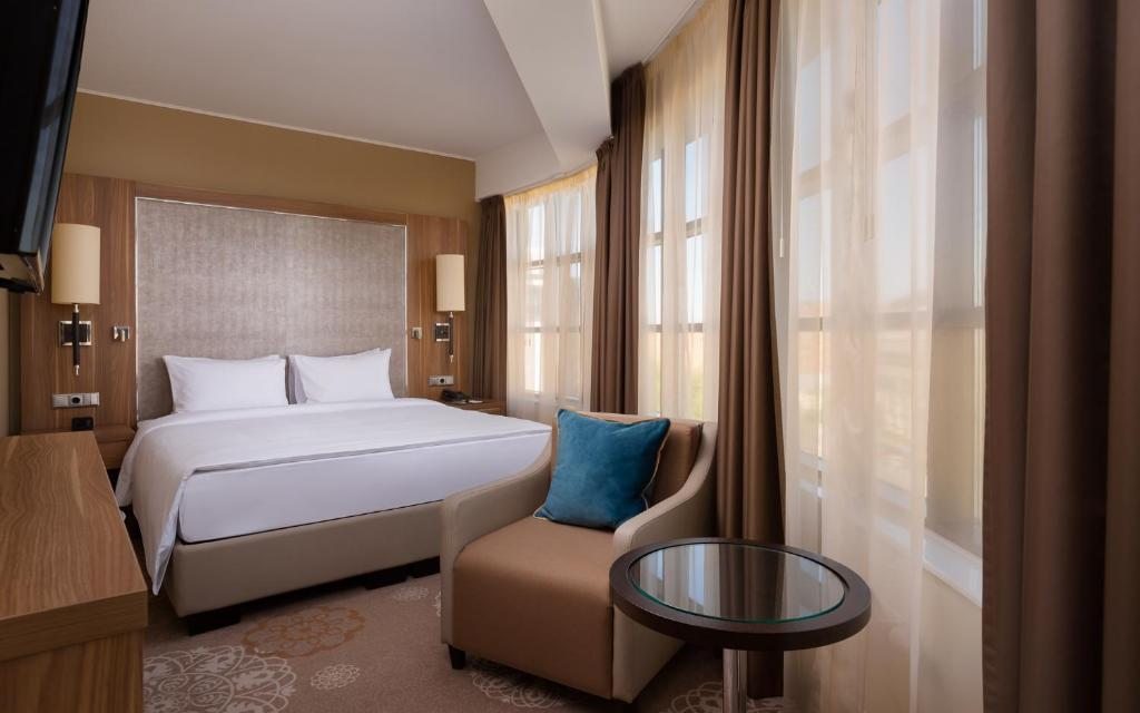 Двухместный (Номер Делюкс с кроватью размера «king-size») отеля Doubletree By Hilton Tyumen, Тюмень