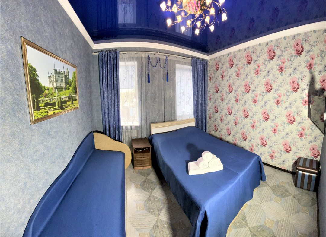 Одноместный (Комфорт с односпальной кроватью и диваном) гостиницы Риф, Оренбург