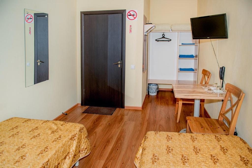 Двухместный (Двухместный номер с 2 отдельными кроватями и общим туалетом) мотеля Маяк, Новоалтайск