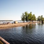 Пляж в летний сезон, Гостиница Волжская ривьера