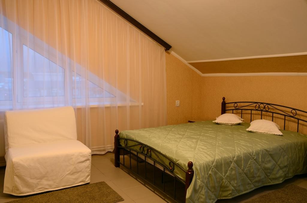 Двухместный (Стандартный номер с 2 односпальным кроватями и диваном) отеля Пятый океан, Луховицы