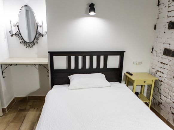 Фотография номера гостиницы Brick Walls