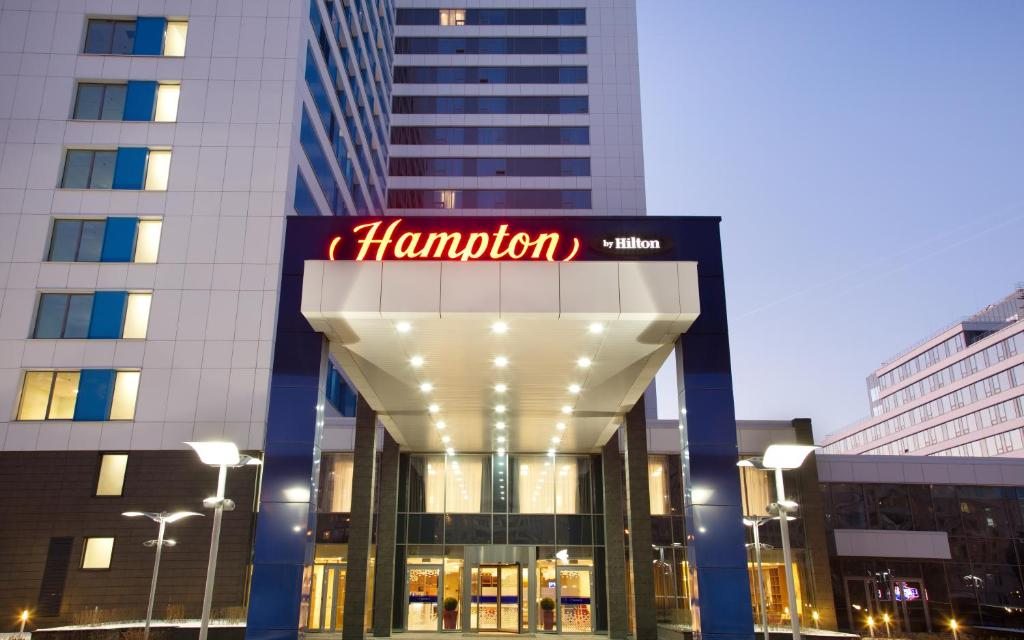 Здание отеля Hampton by Hilton Moscow Strogino. Отель Hampton by Hilton Moscow Strogino