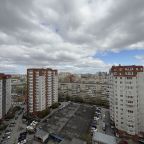 Бесплатные парковочные места возле здания гостиницы, Гостиница Аврора