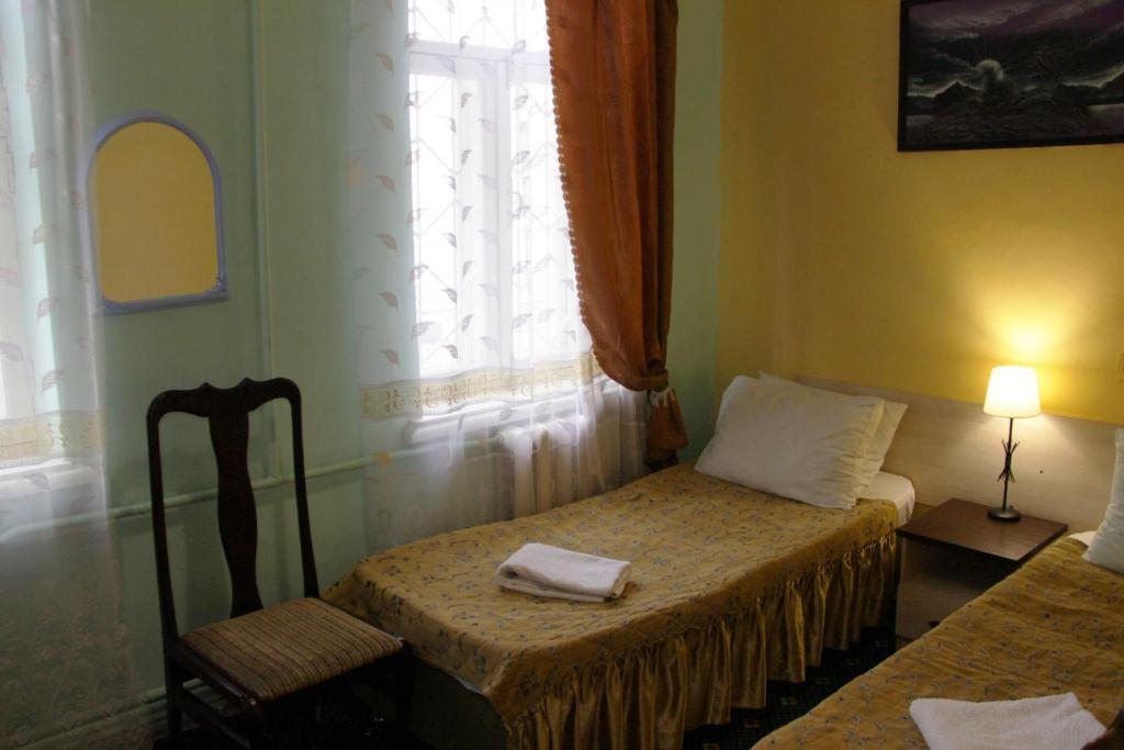 Двухместный (Двухместный номер с 2 отдельными кроватями и общей ванной комнатой) хостела Централь, Пятигорск