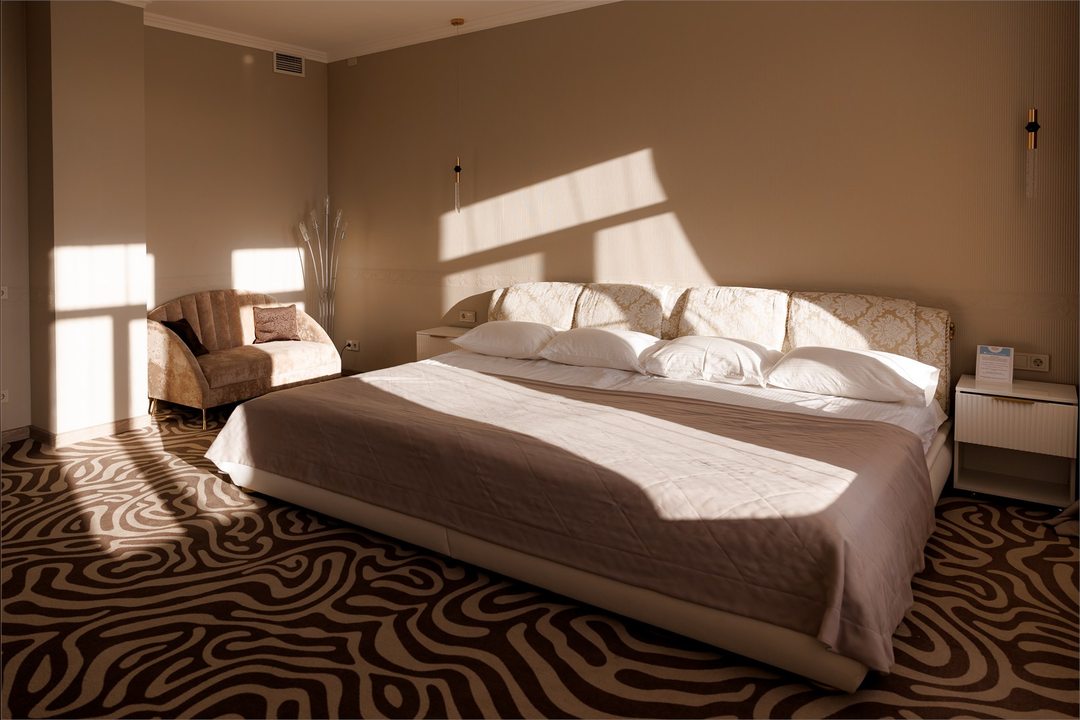 Люкс, Гостиница Чарушин