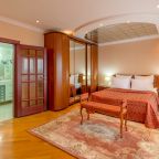 Двухкомнатный номер с просторной гостиной, спальней и балкон