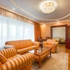 Двухкомнатный номер с просторной гостиной, спальней и балкон