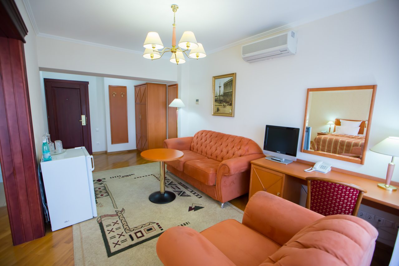 Двухкомнатный номер с просторной гостиной и спальней