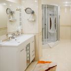 Люкс, Отель Интурист