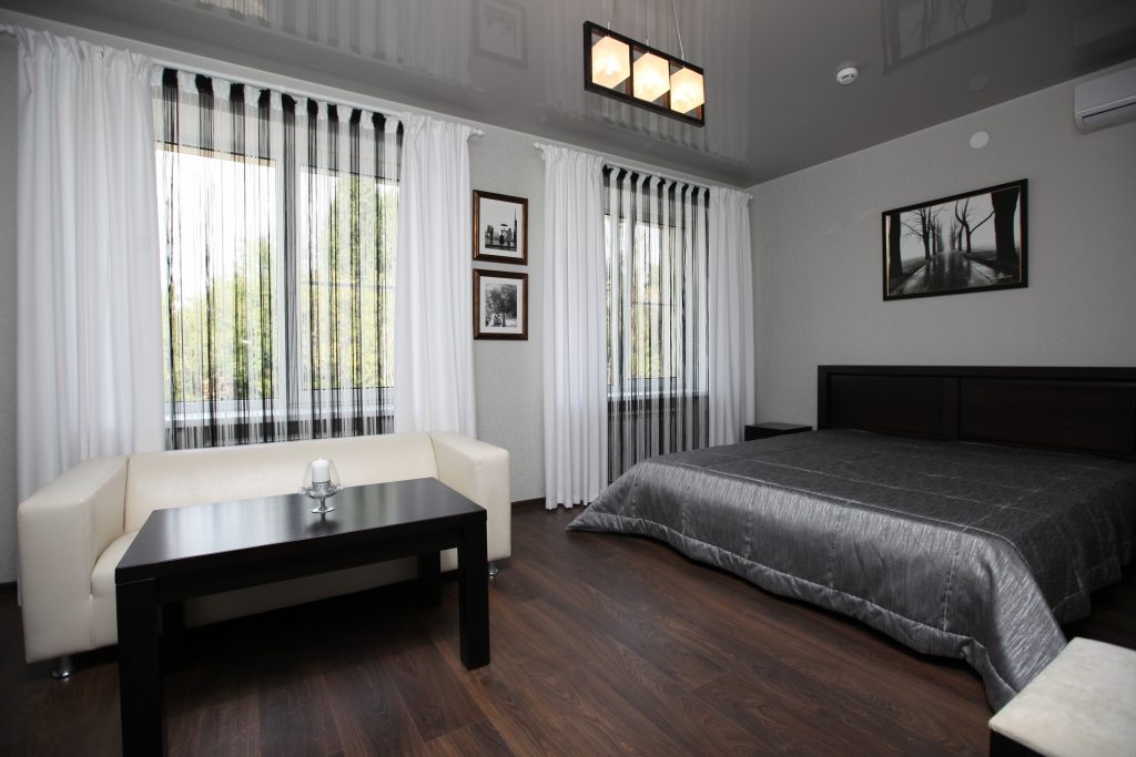 Двухместный (Улучшенный четырехместный номер с 1 кроватью и диваном) гостиницы SQ на Абганеровской, Волгоград