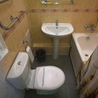 Ванная комната со всем необходимым в одноместном номере (стандарт 16)