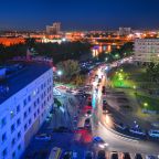 На территории неохраняемая парковка