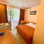 Двуспальная кровать в номере повышенной комфортности