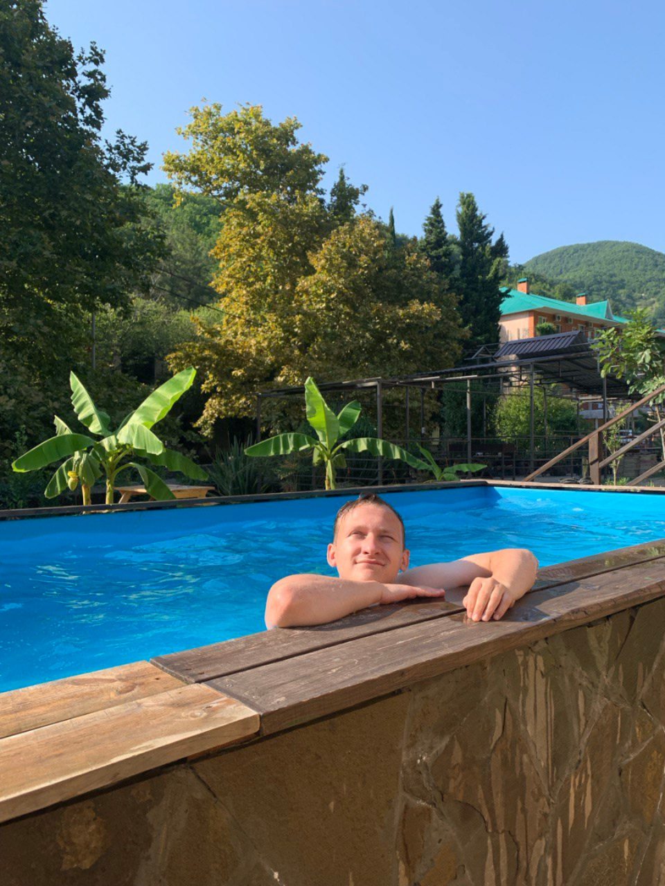 Бассейн на территории гостевого дома