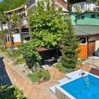 Территория гостевого дома, на территории есть 2 бассейна