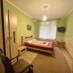 Первая комната семейного номера (двуспальная кровать)