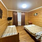 Трехместный просторный деревянный коттедж