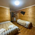 Трехместный просторный деревянный коттедж