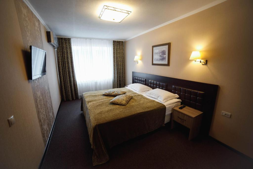 Двухместный (Стандартный двухместный номер с 1 кроватью или 2 отдельными кроватями и видом на лес) гостиничного комплекса Парк Отель, Тольятти