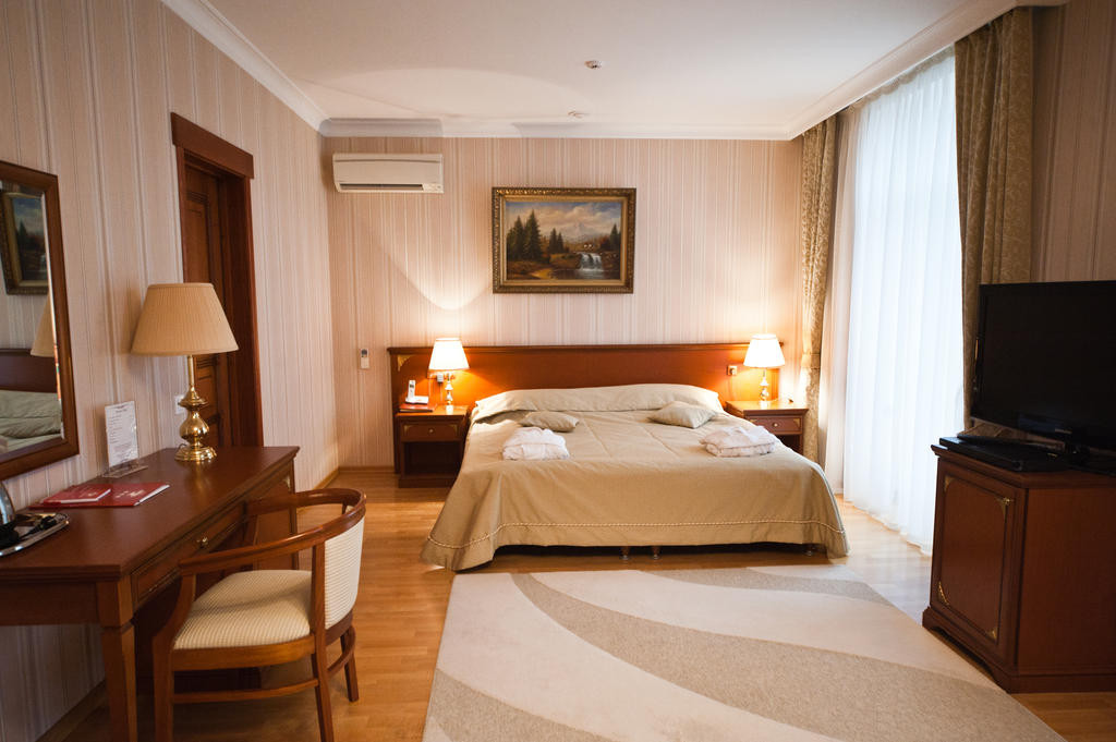 Номер с двуспальной кроватью в гостинице Интурист, Ставрополь. Гостиница Интурист
