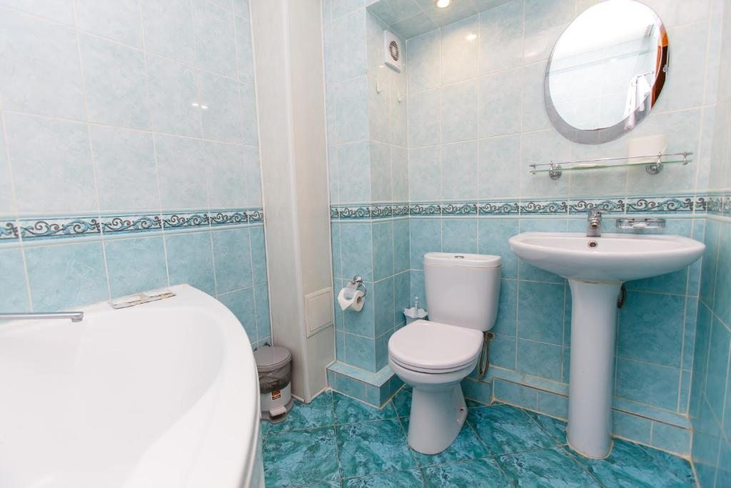 Ванная комната в номере гостиницы Океан, Новороссийск. Гостиница Океан