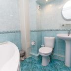 Ванная комната в номере гостиницы Океан, Новороссийск