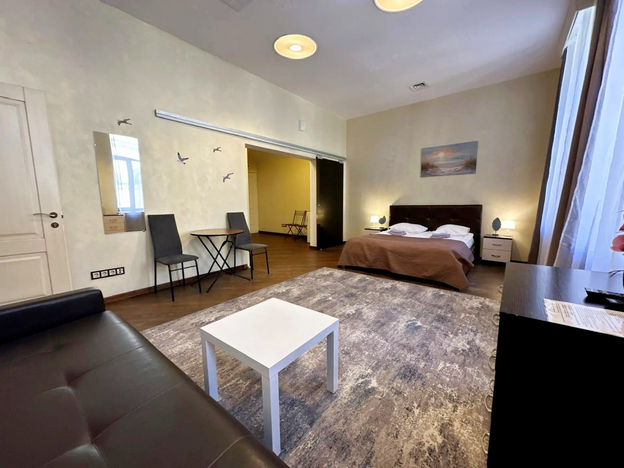 Семейный (Большой номер с двуспальной кроватью и диванами), Boho Center Nevsky Hotel
