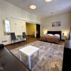 Семейный (Большой номер с двуспальной кроватью и диванами), Boho Center Nevsky Hotel