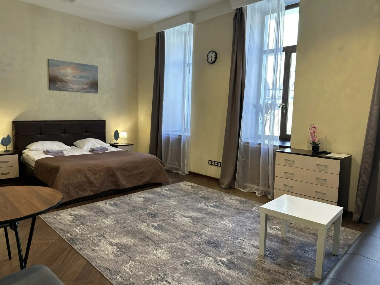 Семейный (Большой номер с двуспальной кроватью и диванами), Boho Center Nevsky Hotel