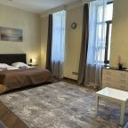Семейный (Большой номер с двуспальной кроватью и диванами), Boho Center Nevsky Hotel