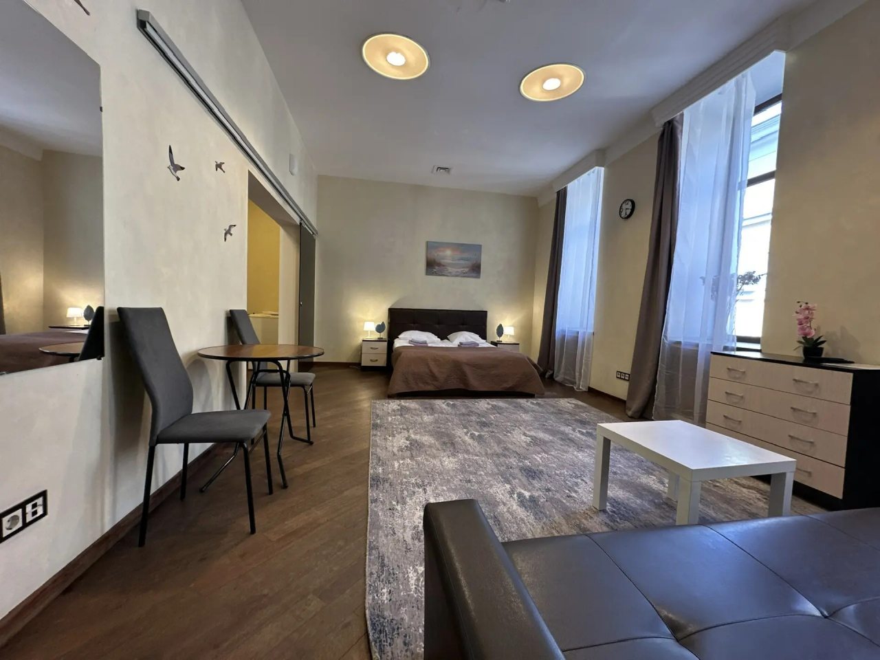 Семейный (Большой номер с двуспальной кроватью и диванами), Boho Center Nevsky Hotel